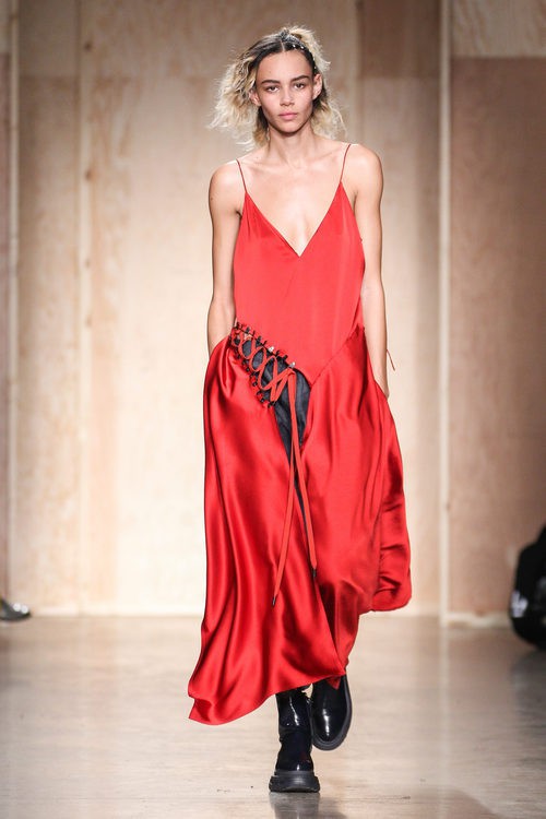 Vestido rojo escotado de DKNY en FW de Nueva York para otoño/invierno 2016/2017