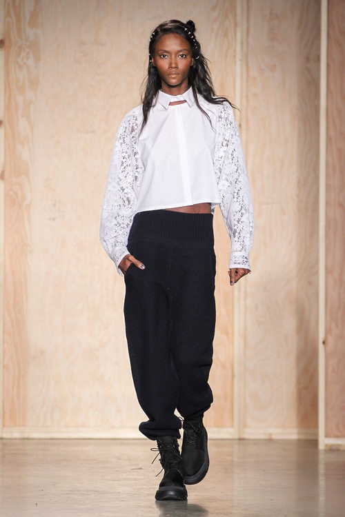 Conjunto blanco y negro de DKNY en FW de Nueva York para otoño/invierno 2016/2017