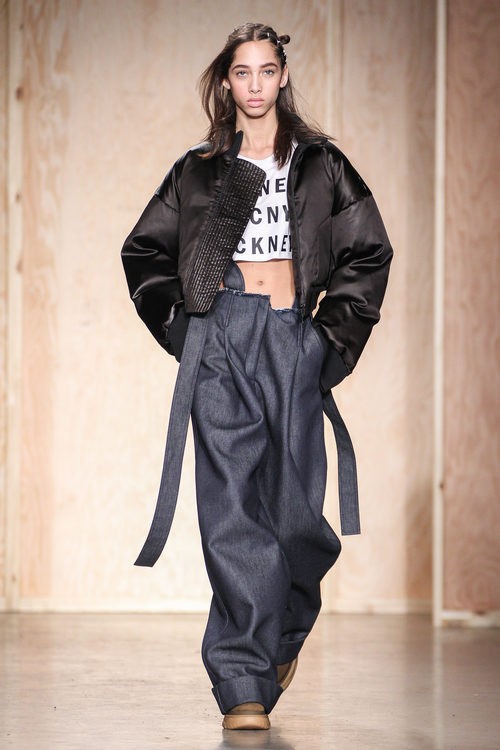 Estilo casual acolchado de DKNY en FW de Nueva York para otoño/invierno 2016/2017