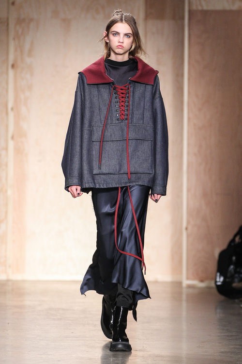 Sudadera gris perla oscuro de DKNY en FW de Nueva York para otoño/invierno 2016/2017