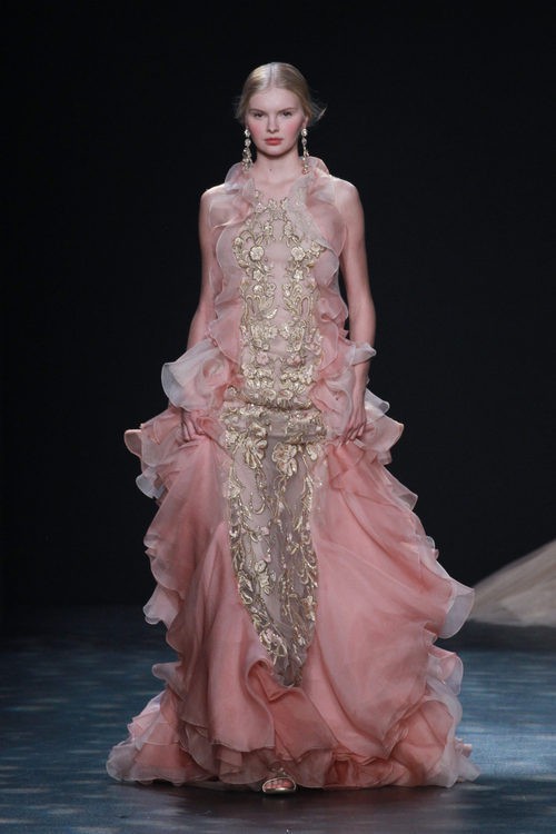 Vestido con volantes rosas de Marchesa en FW de Nueva York para otoño/invierno 2016/2017