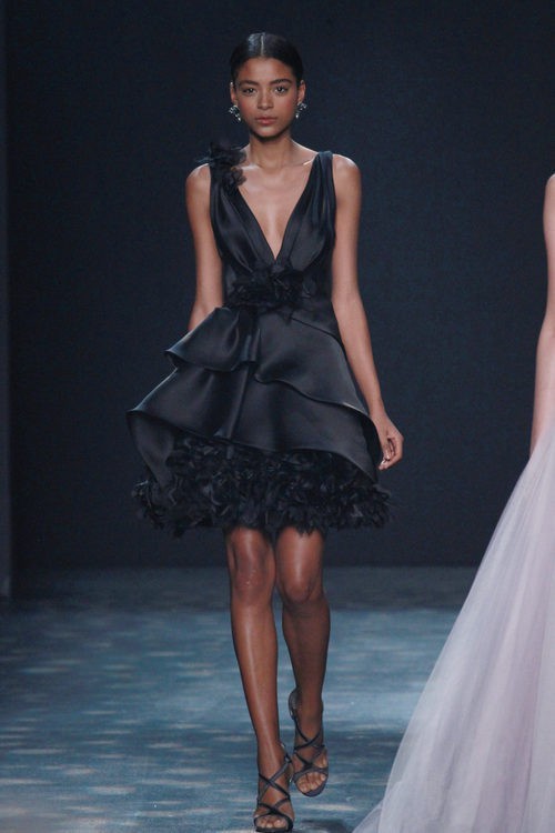 Vestido negro de volantes de Marchesa en FW de Nueva York para otoño/invierno 2016/2017