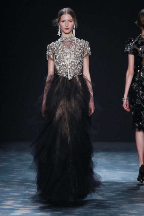 Vestido con brillantes de Marchesa en FW de Nueva York para otoño/invierno 2016/2017