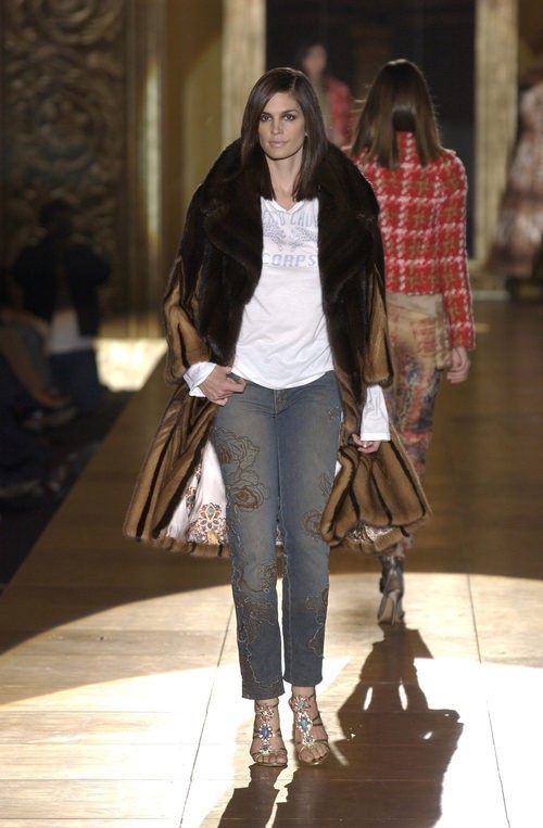 Cindy Crawford desfilando para Roberto Cavalli en Milán