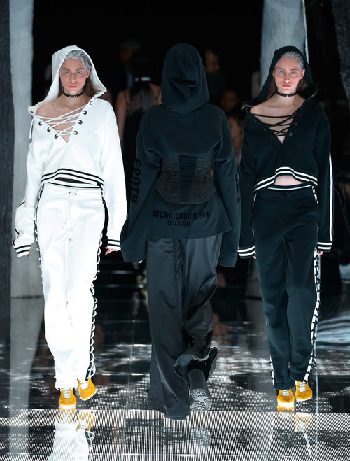 Conjuntos blanco y negro de Fenty by Rihanna en la FW de Nueva York para otoño/invierno 2016/2017