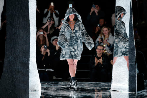 Rihanna con maxi abrigo de Fenty by Rihanna en la FW de Nueva York para otoño/invierno 2016/2017