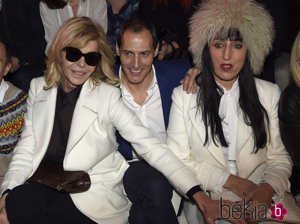 Bibiana Fernández, Manuel Bandera y Rossy de Palma en el desfile de Juanjo Oliva de la Prada en Madrid Fashion Week otoño/invierno 2016/2017