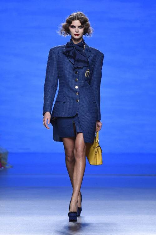 Traje estilo azafata de Francis Montesinos en la FW de Madrid para otoño/invierno 2016/2017