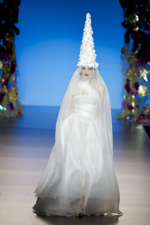Vestido blanco con tul y capirote de flores de Francis Montesinos en la FW de Madrid para otoño/invierno 2016/2017