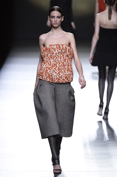 Top de punto y pantalones culotte de Amaya Arzuaga en la FW de Madrid para otoño/invierno 2016/2017