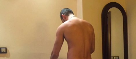 Suso planchando en calzoncillos