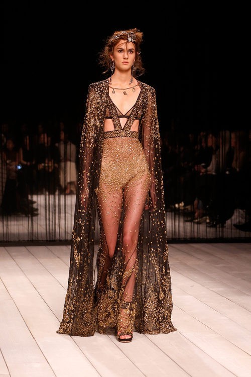 Vestido con detalles dorados de Alexander McQueen en la FW de Londres para otoño/invierno 2016/2017