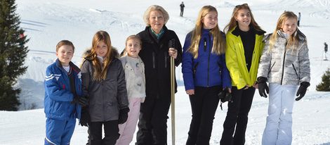 Beatriz de Holanda posa con 6 de sus 8 nietos en sus vacaciones de invierno en Austria