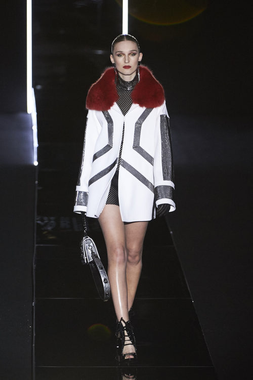 Abrigo blanco y pelo rojo de Felipe Varela en la FW de Madrid para otoño/invierno 2016/2017