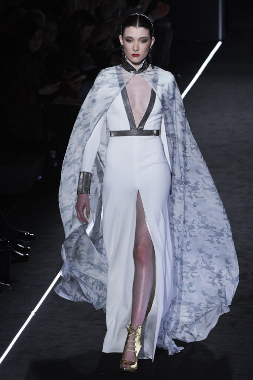 Vestido blanco con capa de Felipe Varela en la FW de Madrid para otoño/invierno 2016/2017