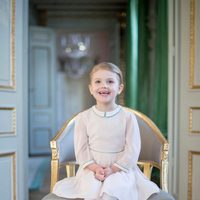 Estela de Suecia en su 4 cumpleaños