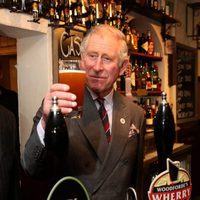 El Príncipe Carlos tomándose una cerveza en Norfolk