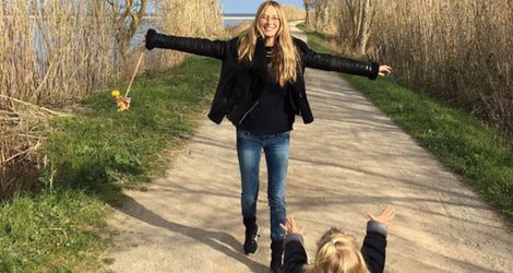 Vanesa Lorenzo va a abrazar a su hija Manuela en el campo