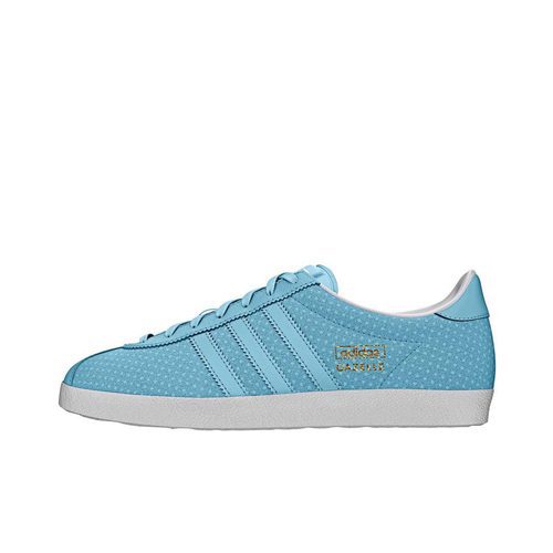 Deportivas azules de la línea 'Gazelle' de Adidas con IKKS