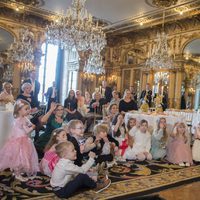 Magdalena de Suecia y su hija Leonor con los niños de My Big Day viendo al mago Tobbe