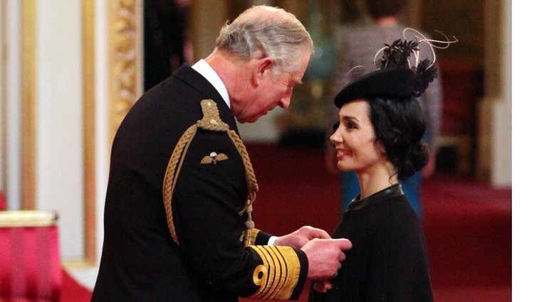 El Príncipe Carlos de Inglaterra impone a Tamara Rojo la Medalla de la Orden del Imperio Británico