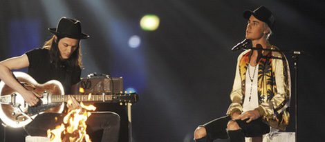 Justin Bieber y James en su actuación en los Premios Brit 2016