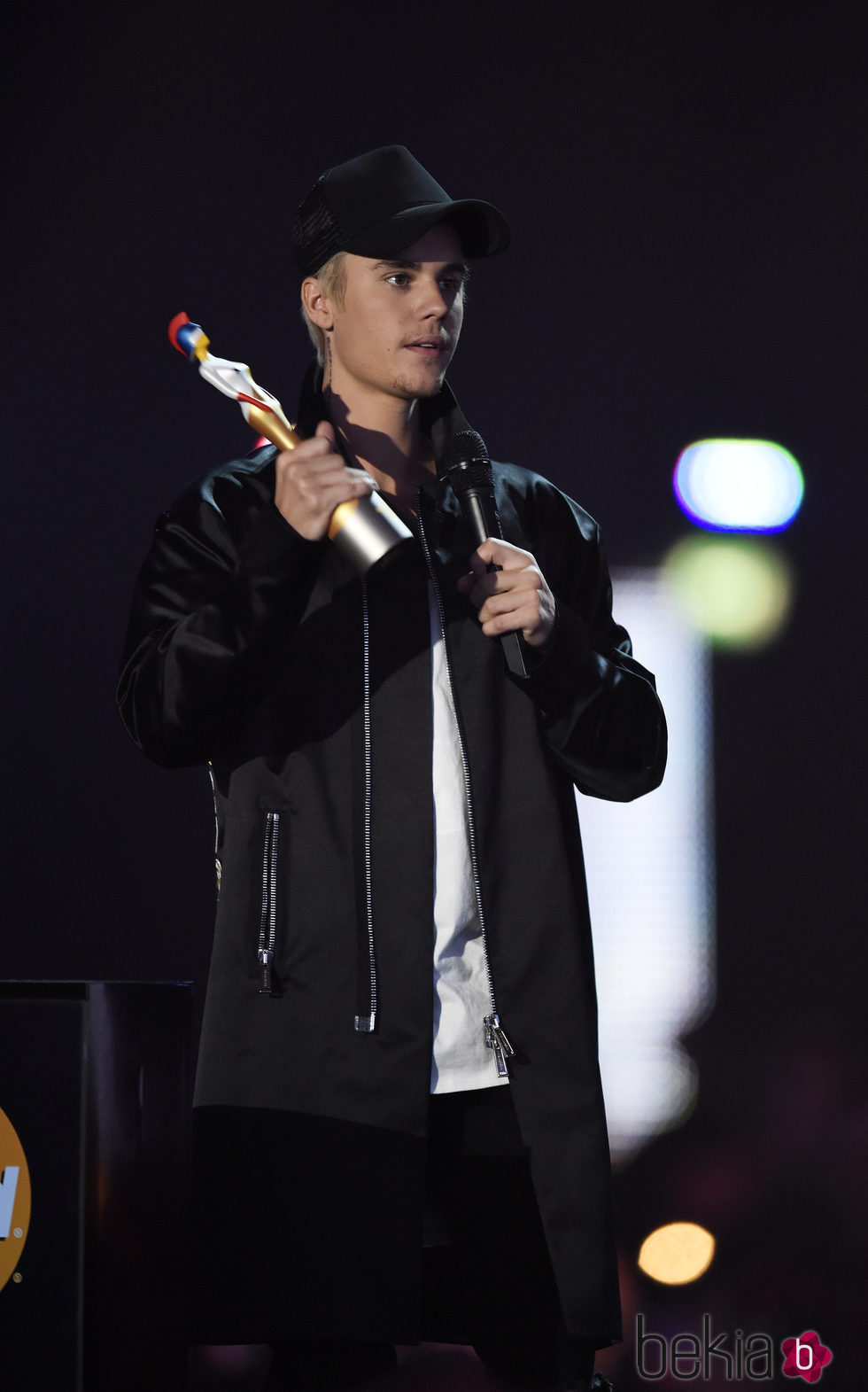 Justin Bieber recoge su galardón en los Premios Brit 2016