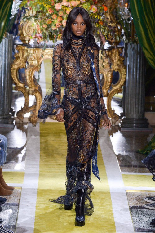 Vestido negro efecto brilli de Roberto Cavalli en la FW de Milán para otoño/invierno 2016/2017