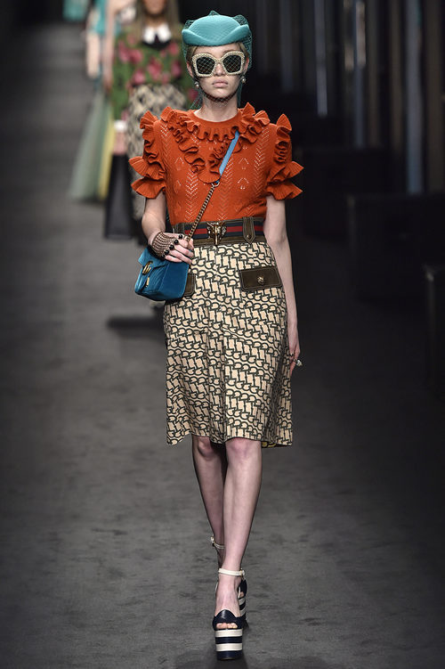 Conjunto con volúmenes de Gucci en la FW de Milán para otoño/invierno 2016/2017