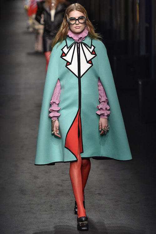 Poncho turquesa de Gucci en la FW de Milán para otoño/invierno 2016/2017