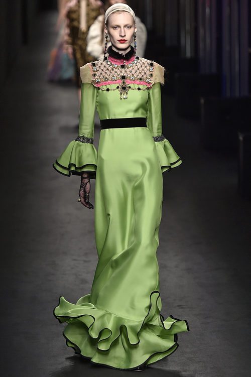 Vestido verde con volantes de Gucci en la FW de Milán para otoño/invierno 2016/2017