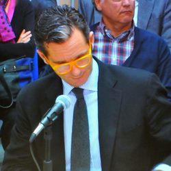 Iñaki Urdangarín lee documentación con unas gafas naranjas en su declaración en el juicio de Nóos