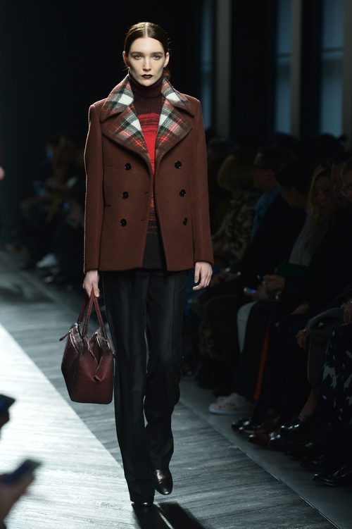 Abrigo marrón de Bottega Veneta en la FW Milán para otoño/invierno 2016/2017