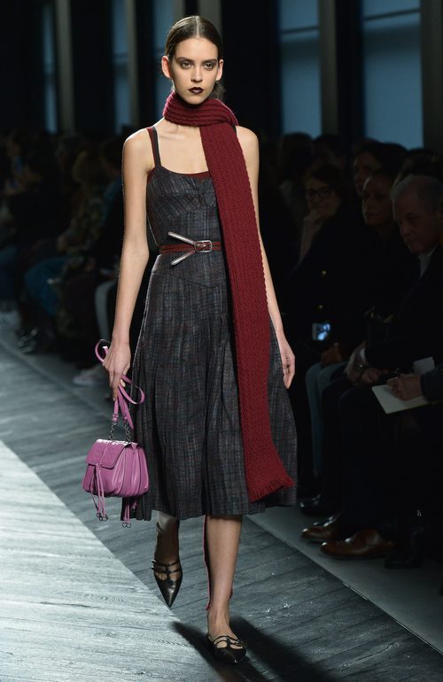 Vestido gris y bufanda granate de Bottega Veneta en la FW Milán para otoño/invierno 2016/2017