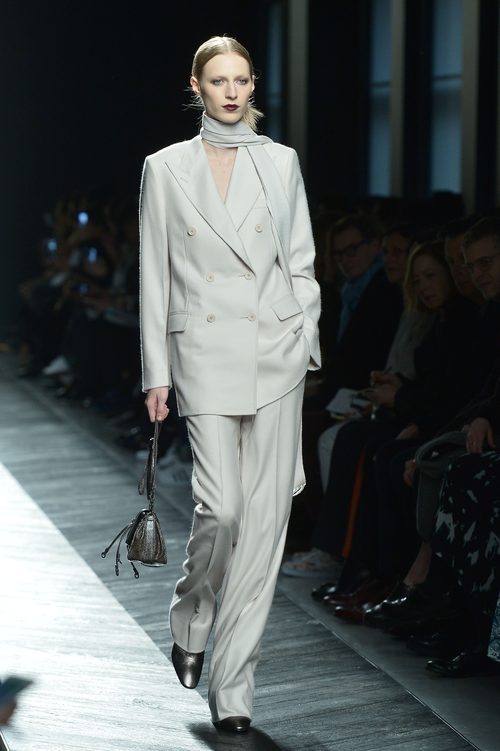 Traje blanco de Bottega Veneta en la FW Milán para otoño/invierno 2016/2017