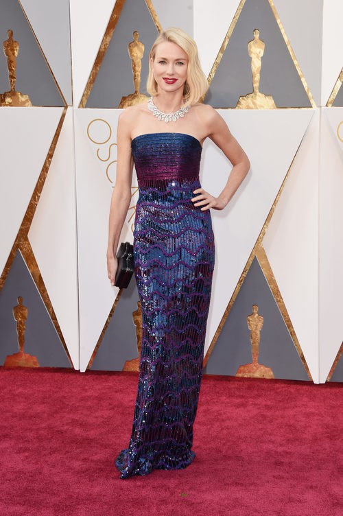 Naomi Watts con un vestido de Valentino en la alfombra roja de los Premios Oscar 2016