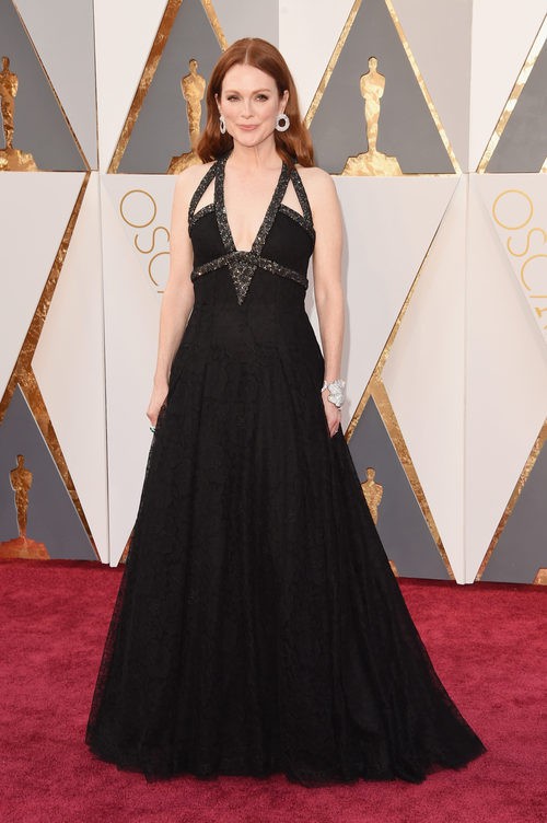 Julianne Moore con un vestido de Chanel en la alfombra roja de los Premios Oscar 2016