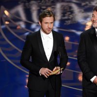 Ryan Gosling y Russell Crowe dando un estatuilla gala de los Premios Oscar 2016