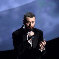 Sam Smith durante su actuación en la gala de los Premios Oscar 2016