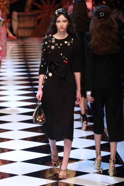 Vestido con botones y tocado de Dolce&Gabbana en la FW de Milán para otoño/invierno 2016/2017