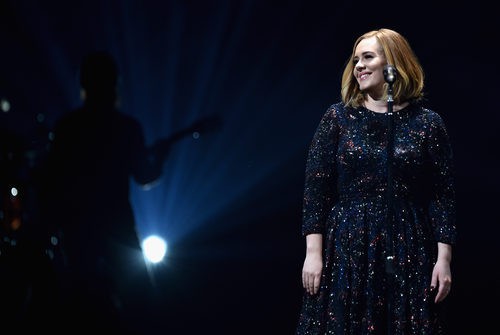 Adele arranca su gira en Belfast con vestido de Burberry