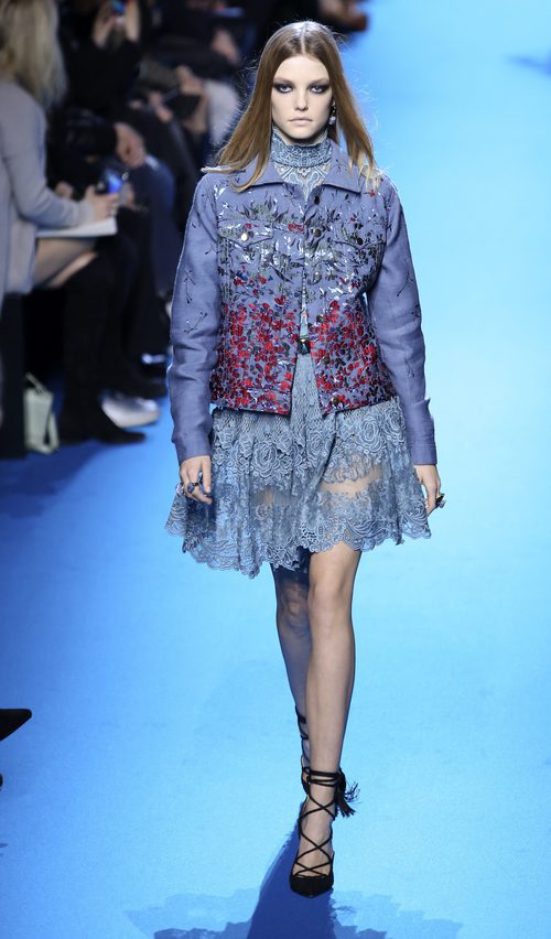 Vestido y chaqueta tono violeta con costuras y transparencias florales de Elie Saab en el desfile Paris Fashion Week otoño/invierno 2016/2017