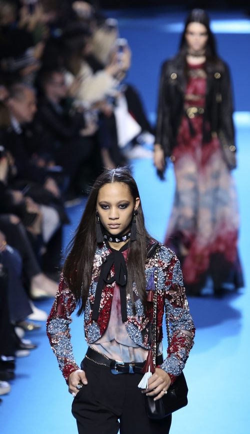 Conjunto pantalón y torera con estampado floral de lentejuelas de Elie Saab en el desfile Paris Fashion Week otoño/invierno 2016/2017