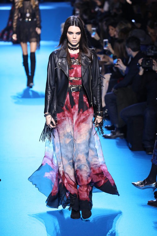 Vestido largo con estampado Tie Dye de Elie Saab en el desfile Paris Fashion Week otoño/invierno 2016/2017