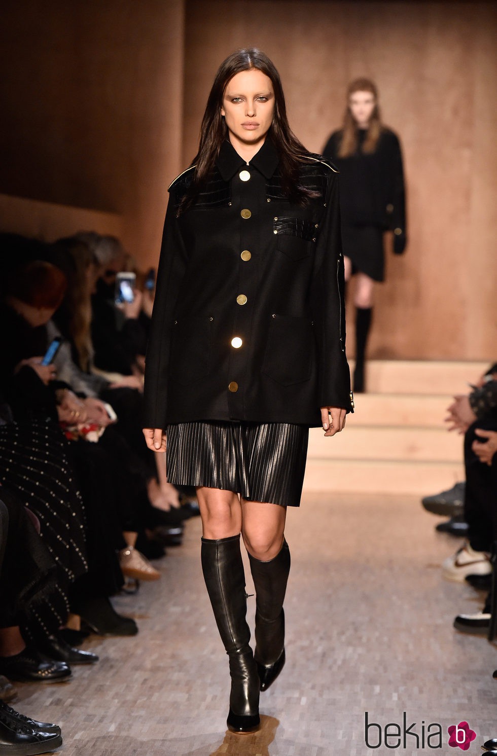 Irina Shayk desfilando para Givenchy en Paris Fashion Week otoño/invierno 2016/2017