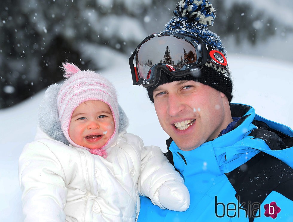 El Príncipe Guillermo con la Princesa Carlota en sus primeras vacaciones en la nieve