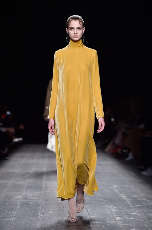 Vestido amarillo vaporoso de la coleccion otoño/invierno de Valentino para la Paris Fashion Week 2016/17
