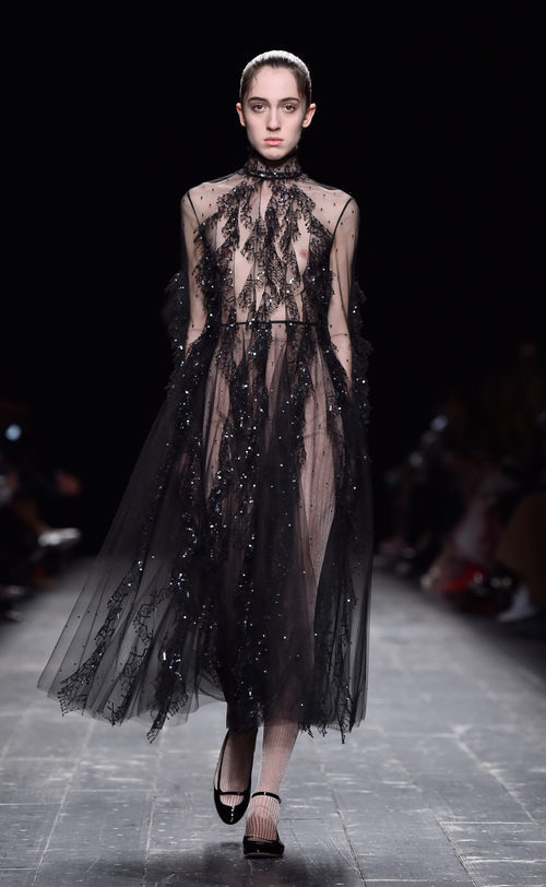 Vestido negro transparente con pedreria de la coleccion otoño/invierno de Valentino para la Paris Fashion Week 2016/17