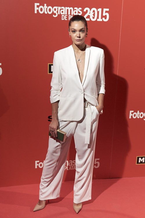 Ana Rujas en la entrega de Premios Fotogramas 2016 con un traje oversize blanco de Cos