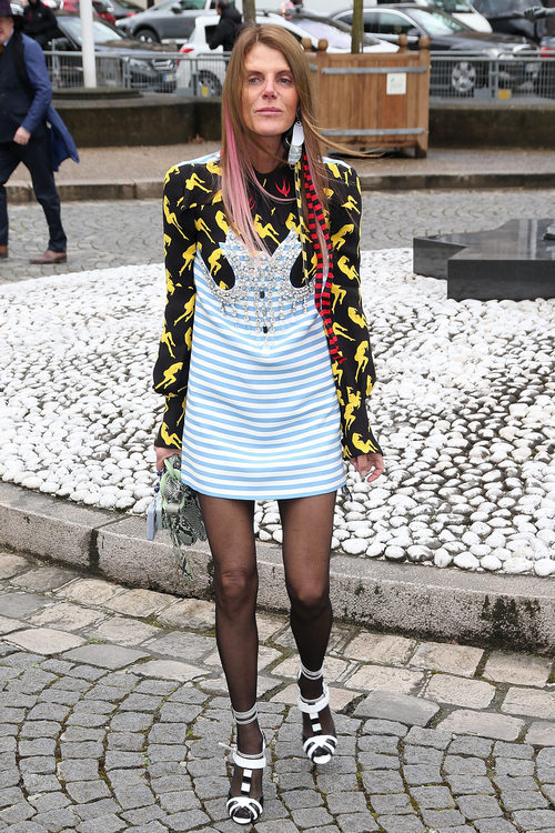 Anna Dello Russo llegando al desfile de Miu Miu durante la Paris Fashion Week 2016